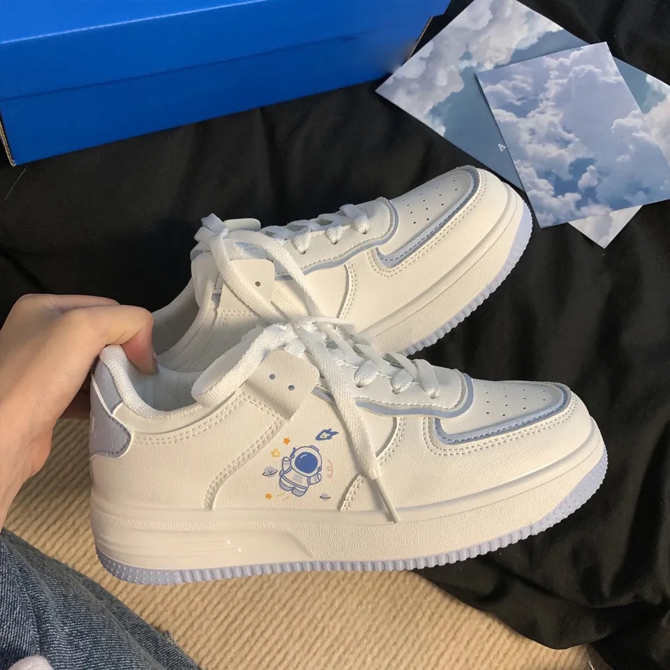 Yêu thương nữ phi hành gia thể thao giày trắng