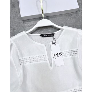 Áo peplum trắng viền ren