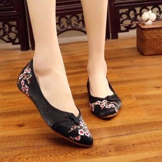 Giày vải thêu hoa đào mũi nhọn( sẵn đen size 37. Hàng oder)