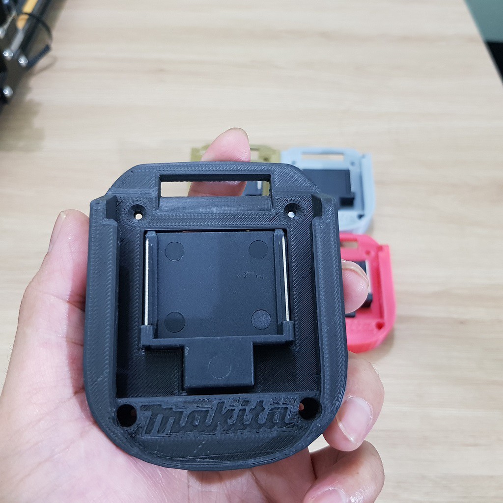 Đế gài dùng nguồn pin Makita kèm chân tiếp điểm cho nhiều máy khác