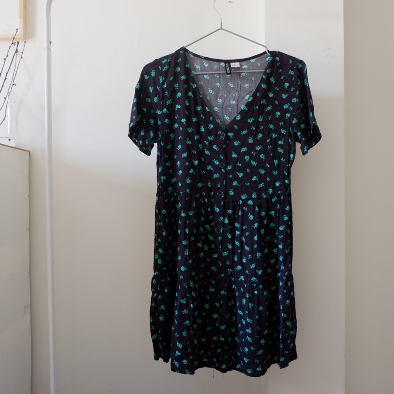 Váy mùa hè đen hoa nhí xanh của H&M Divided (pass)