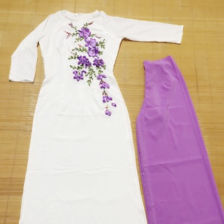 Áo dài trắng, hàng 4 tà thêu ruy băng tím