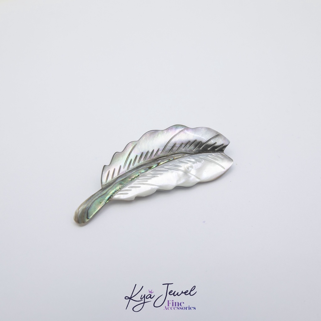 Cài áo Kya Jewel lông vũ xà cừ độc đáo