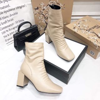 Bốt nhăn gót trụ cực chất