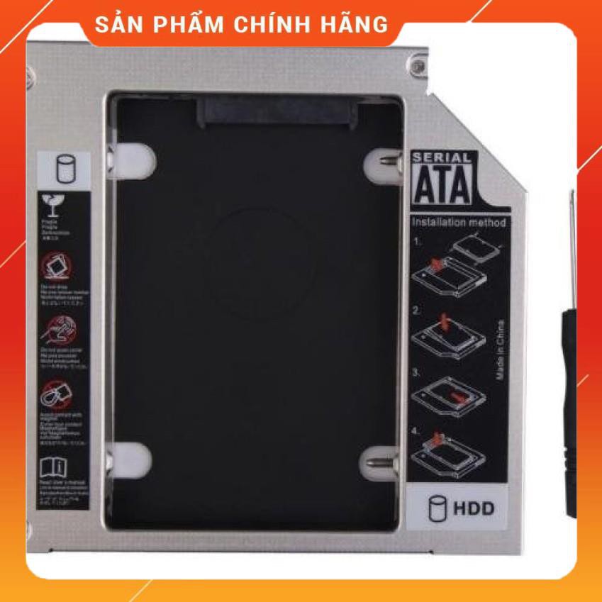 Có,  Caddybay mỏng 9.5mm chuẩn SATA dùng để lắp thêm 1 ổ cứng / SSD thay vào vị trí của ổ DVD, rất tiện .