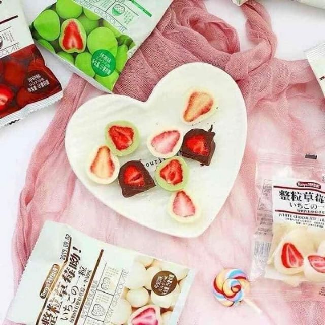 Gói kẹo socola nhân dâu tây sấy