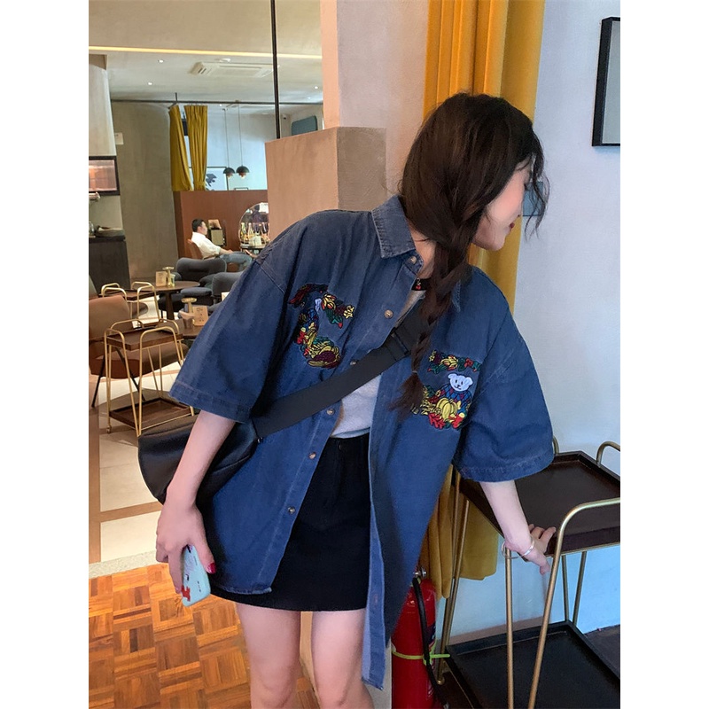 Áo Sơ Mi Denim Tay Ngắn Dáng Rộng Thêu Hình Gấu Phong Cách Hong Kong Cho Nữ