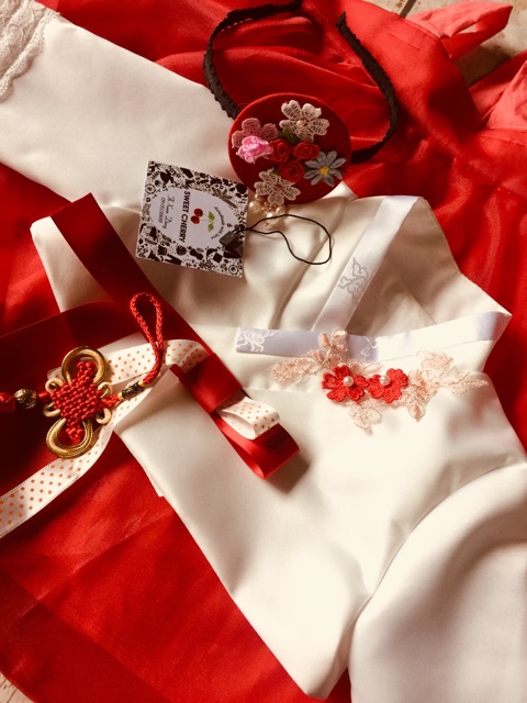 Hanbok cho bé (ảnh thật bộ cuối áo trắng váy đỏ kèm dây treo hueanhshop