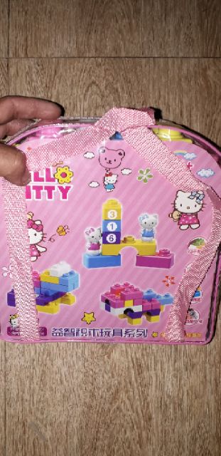 Một bộ giỏ ráp hình đa năng bằng nhựa kèm 2 chú mèo Kitty