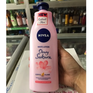 Sữa dưỡng thể dưỡng trắng da Nivea Dewy Sakura 350ml
