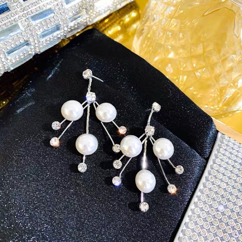 bông tai tua rua đính đá và hạt bẹt , khuyên tai phong cách sang chảnh