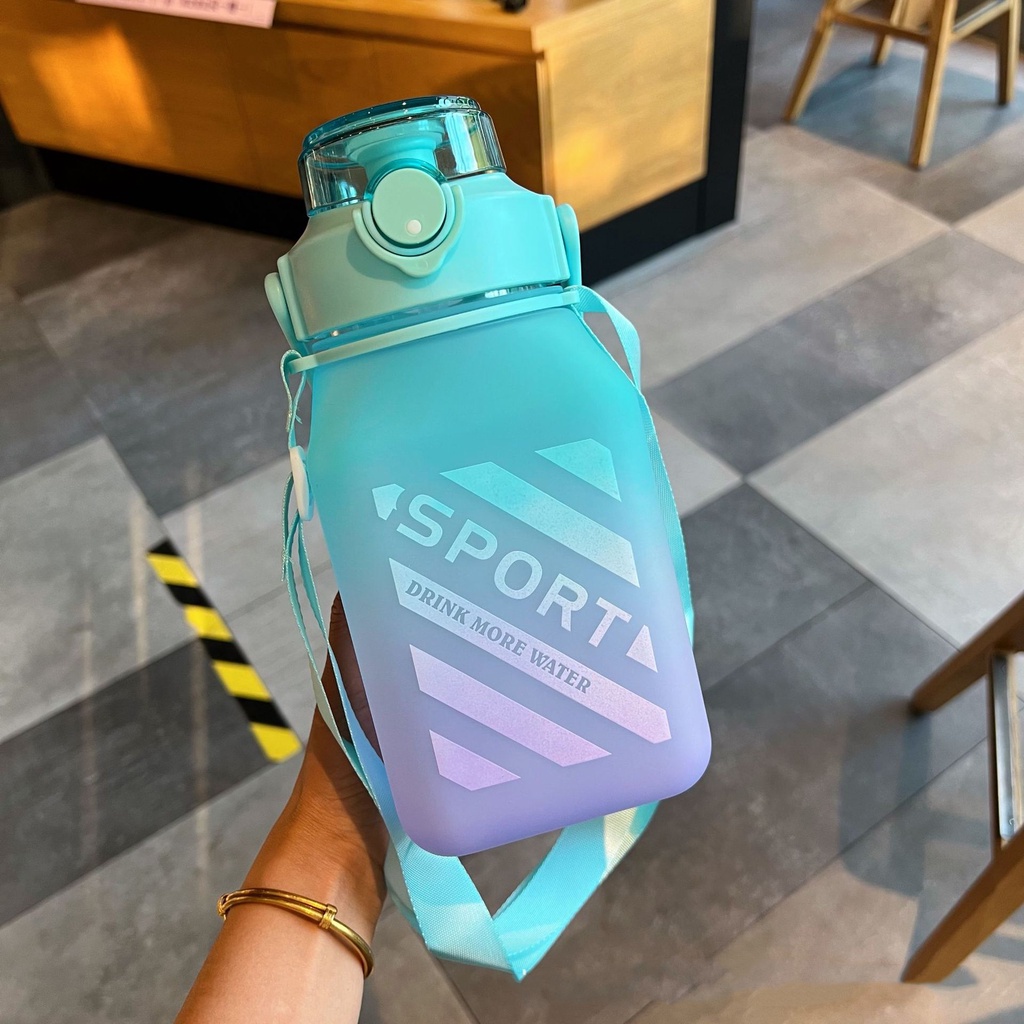 [ Tặng kèm sticker] Bình đựng nước 1,5L Sport Nhiều Màu Siêu Dễ Thương Tặng Kèm Dây Và Quai Xách - Cốc Cố