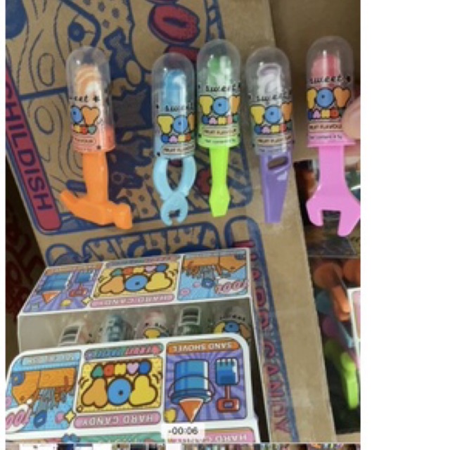 vỉ 30 chiếc kẹo son kèm đồ chơi hình kìm, búa