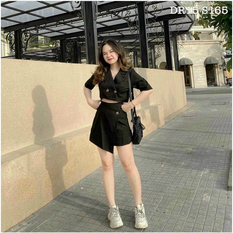 Set chân váy nữ chữ A, set áo vest nữ tay ngắn croptop, áo cổ V đính nút, set váy nữ chữ A màu đen sang cảnh