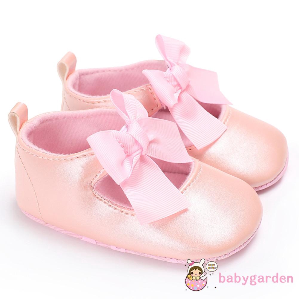 Đôi giày đính nơ xinh xắn dành cho bé gái