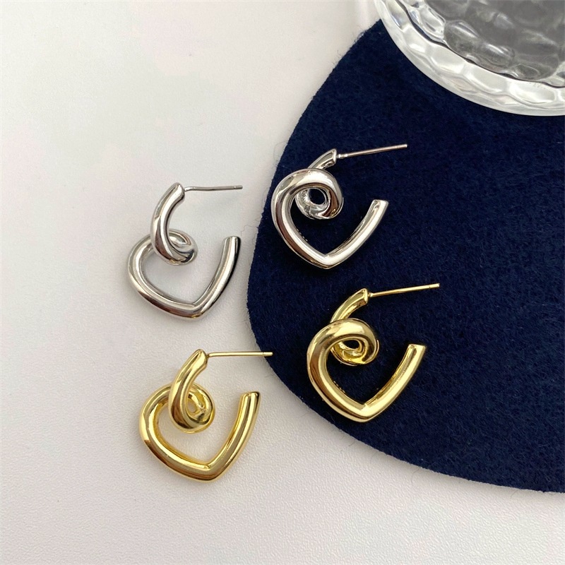 Khuyên tai kim loại dạng trái tim không đều đơn giản