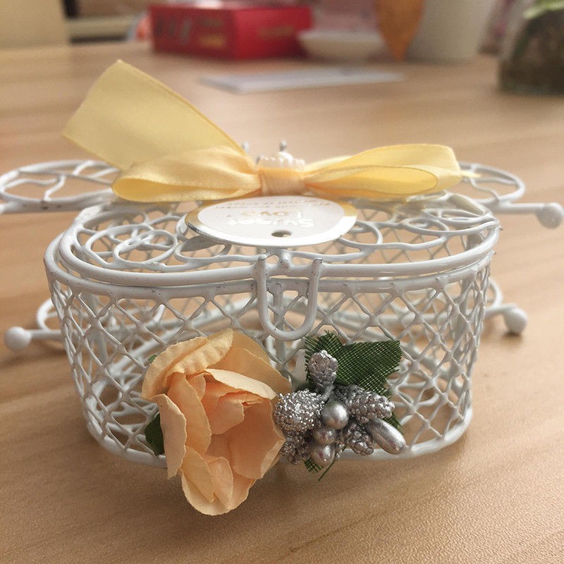 Hộp phụ kiện trang trí đựng kẹo socola cỗ xe lọ lem