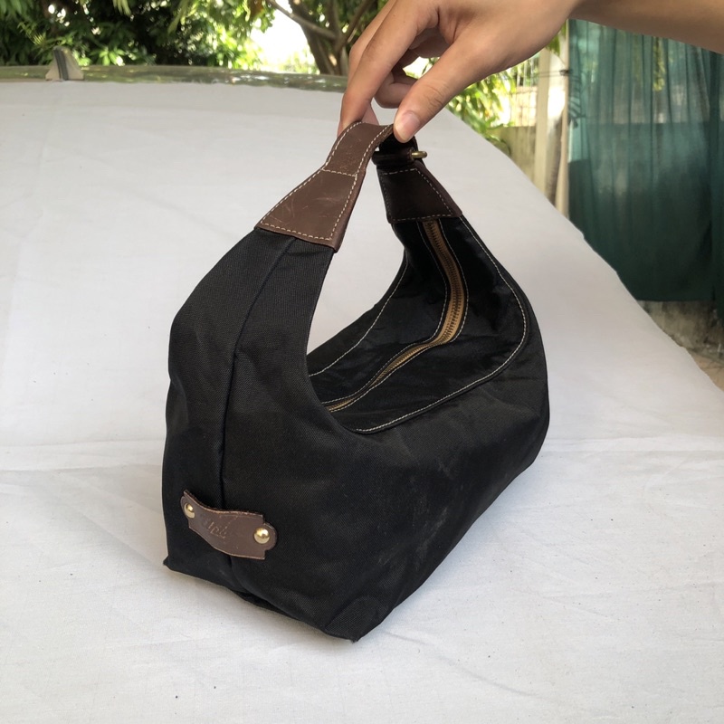 Túi chuẩn si. Túi qua sử dụng. Khách vui lòng xem hình nếu muốn biết thêm thông tin sản phẩm mời khách vô chat. Thanks .