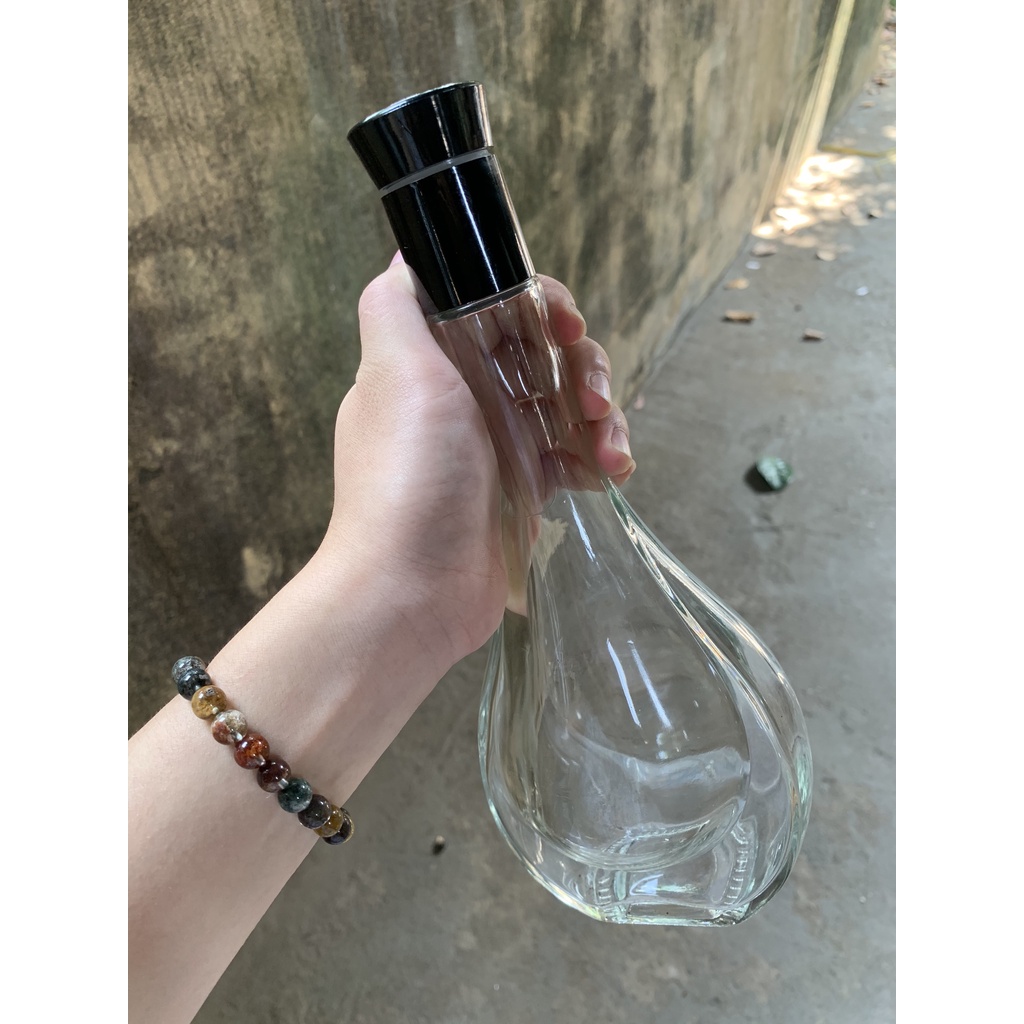 Chai thủy tinh cao cấp Hình giọt nước Nắp đen 500ML