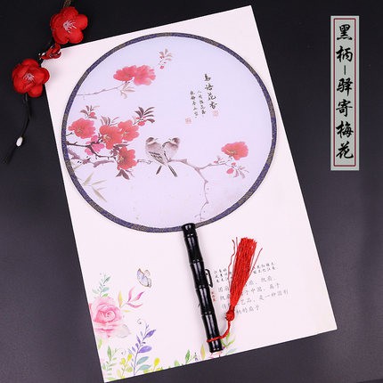Quạt lụa tròn cán tre cổ trang