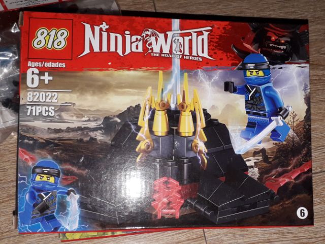 Lắp ráp 1 hộp LegoNinja 82022 có nhiều chi tiết bằng nhựa ABS rất đẹp