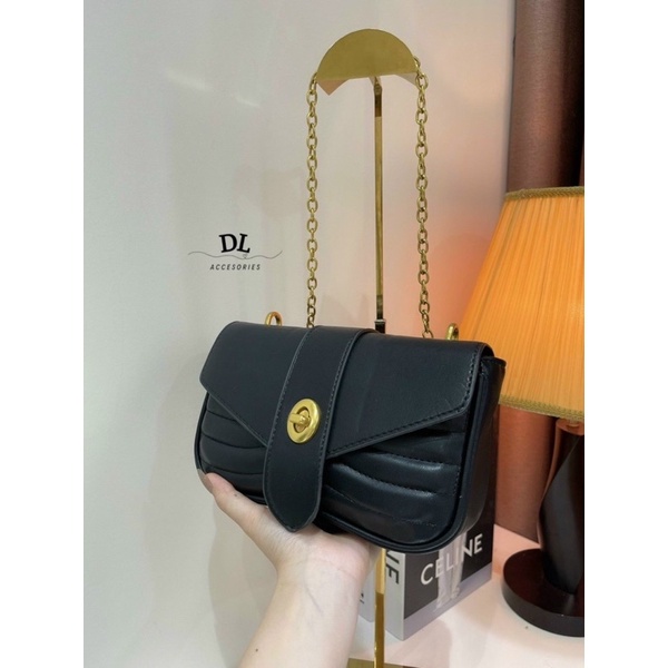 Túi đeo chéo CNK phối dây xích chất liệu da lì mịn gợn sóng khóa xoay size 22 T105