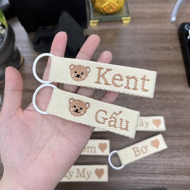Name tag, móc khoá thêu tên theo yêu cầu