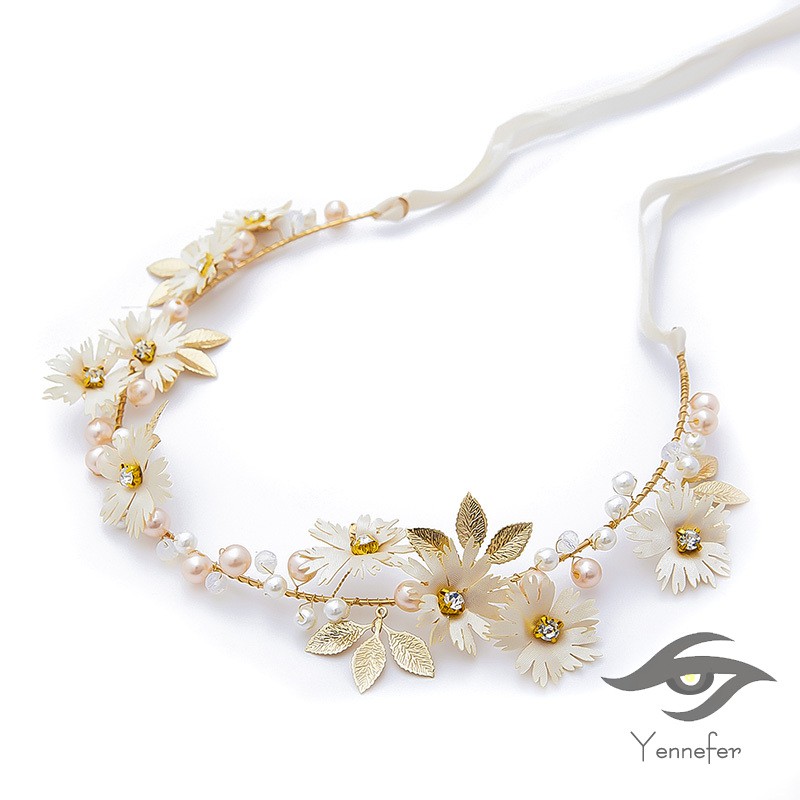 Cài tóc hoa xinh xắn trang trí kiểu tóc cho cô dâu