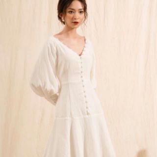 Đầm trắng nút bọc