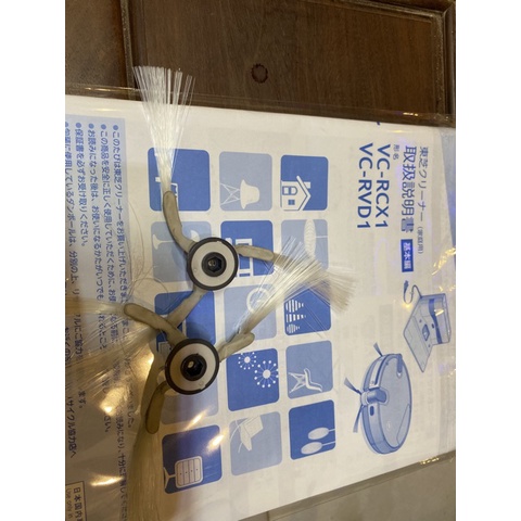 Chổi robot hút bụi Toshiba 1 cặp trái,phải.Dùng được các model VC-RVD1, VC-RVD2 VC-RVS2 VC-RV1, VC-RV2 VC-RC