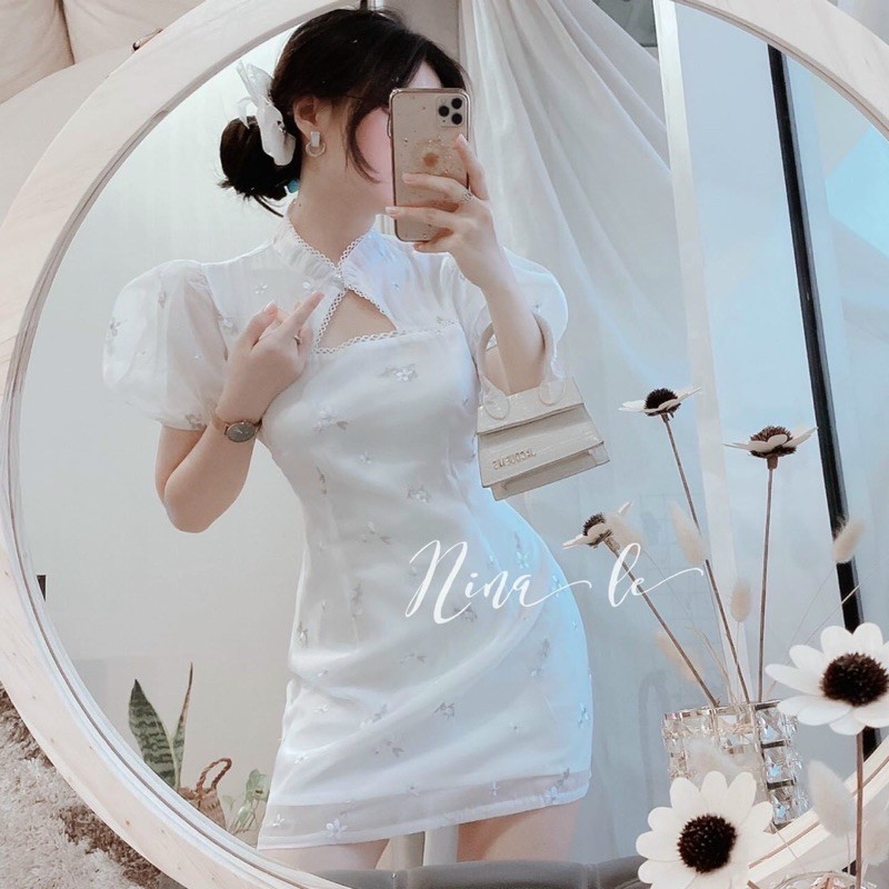 ĐẦM VOAN HOA TRẮNG CỔ TÀU CUT-OUT NGỰC