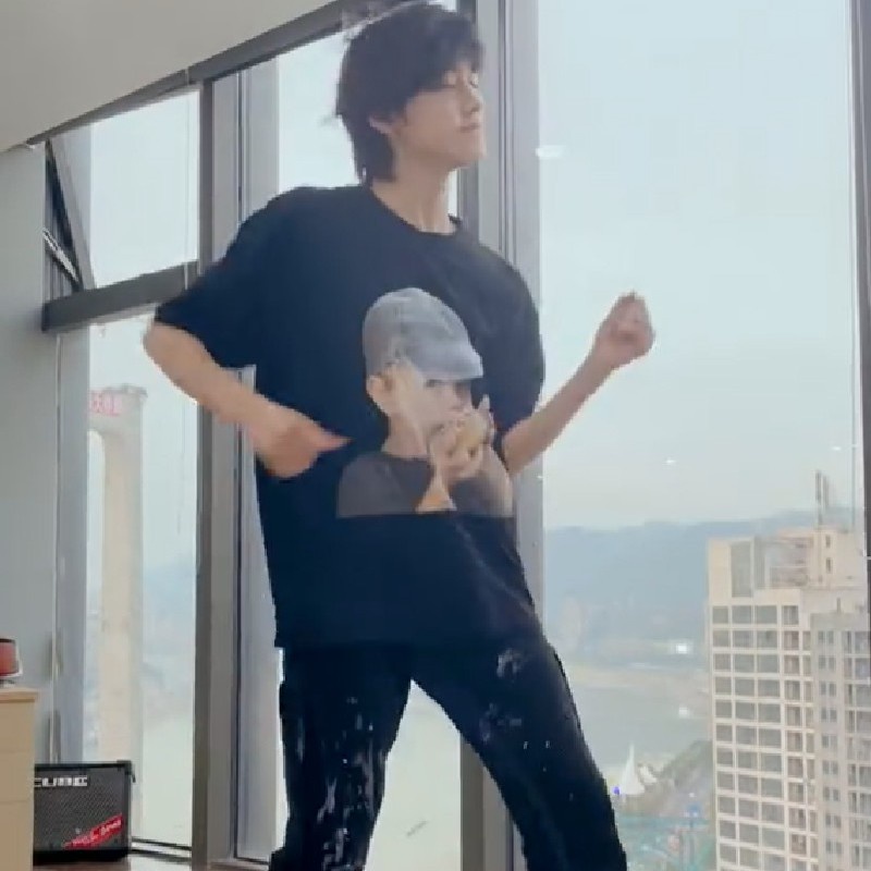 Áo thun ngắn tay Tnt Tống Á Hiên in hình em bé