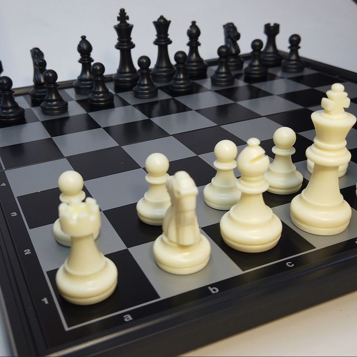 Bàn Cờ Vua Cao Cấp Thi Đấu Quốc Tế - Trò Chơi Đấu Trí Lên Chiến Thuật Đỉnh Cao