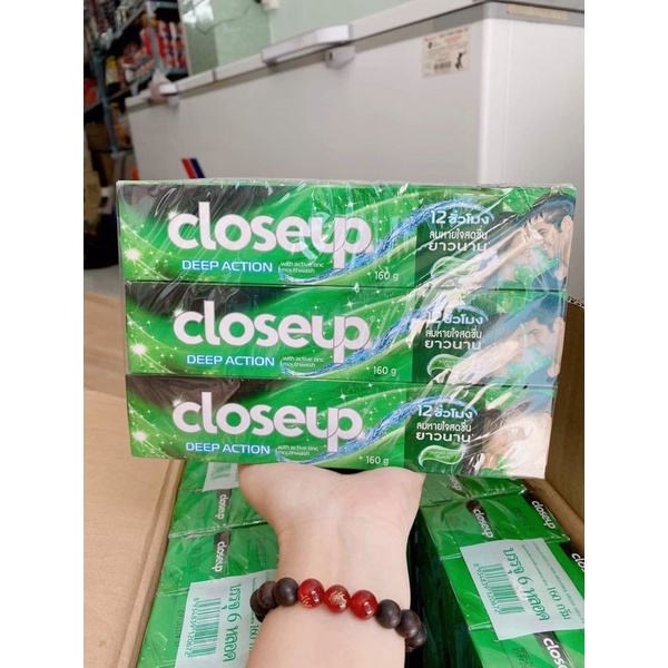 1 cây kem đánh răng closup thái