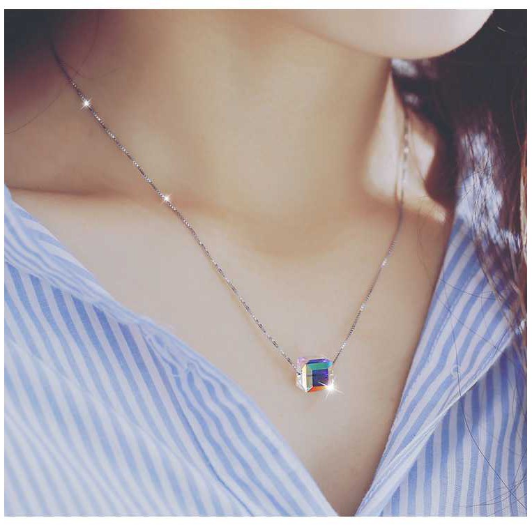 Dây chuyền kèm mặt pha lê swarovski khối vuông lập phương ánh sáng aurora