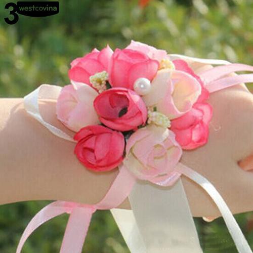 Vòng hoa đeo tay đám cưới cho phù dâu