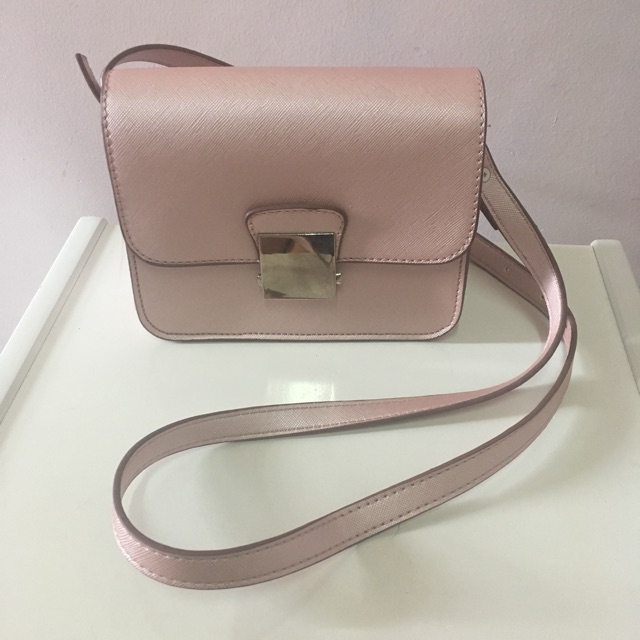 Túi đeo chéo hồng thanh lý