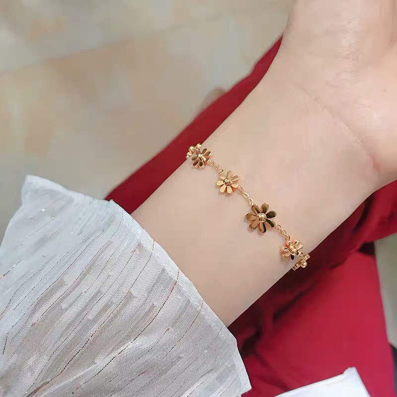 Vòng tay hoa cúc nhỏ bằng thép titan nhập khẩu Đức màu vàng hồng đơn giản dễ phối đồ phong cách mori thời trang