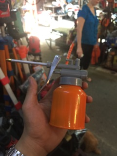 Bơm dầu bóp tay bằng sắt