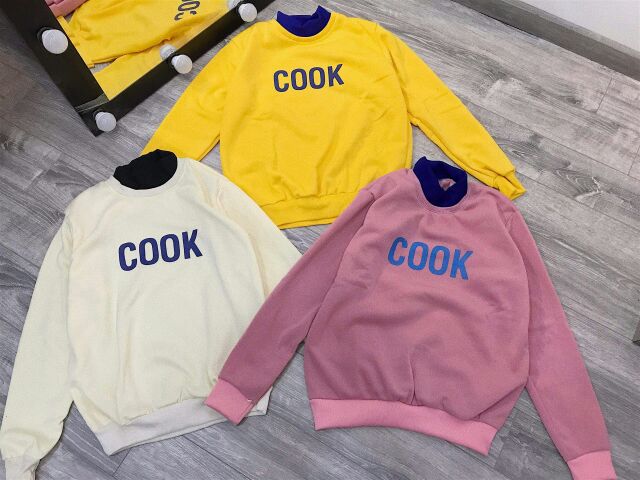 Áo sweater 'COOK' màu hồng phấn và màu kem