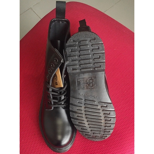 Giày bốt Martin Martens Air Wair 1460 màu đen cá tính năng động