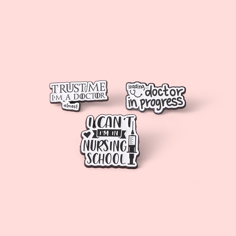 Ghim cài áo QIHE JEWELRY thiết kế chữ cái phong cách bác sĩ y tá hoạt hình đáng yêu