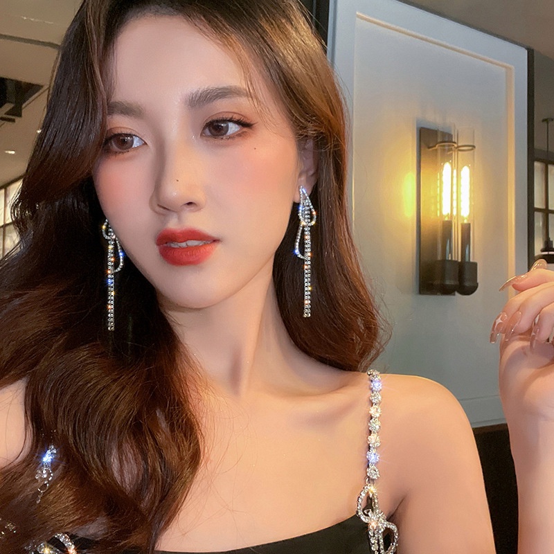 Bông tai Bell Mew kiểu thuỷ nguyệt dáng dài đính đá BT269