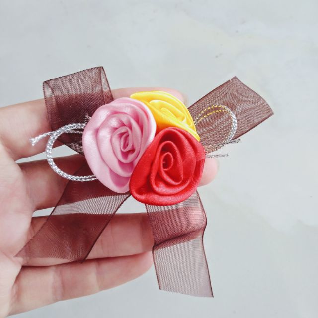 Hoa cài áo có ruy băng