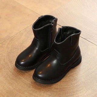 Boot bé gái.