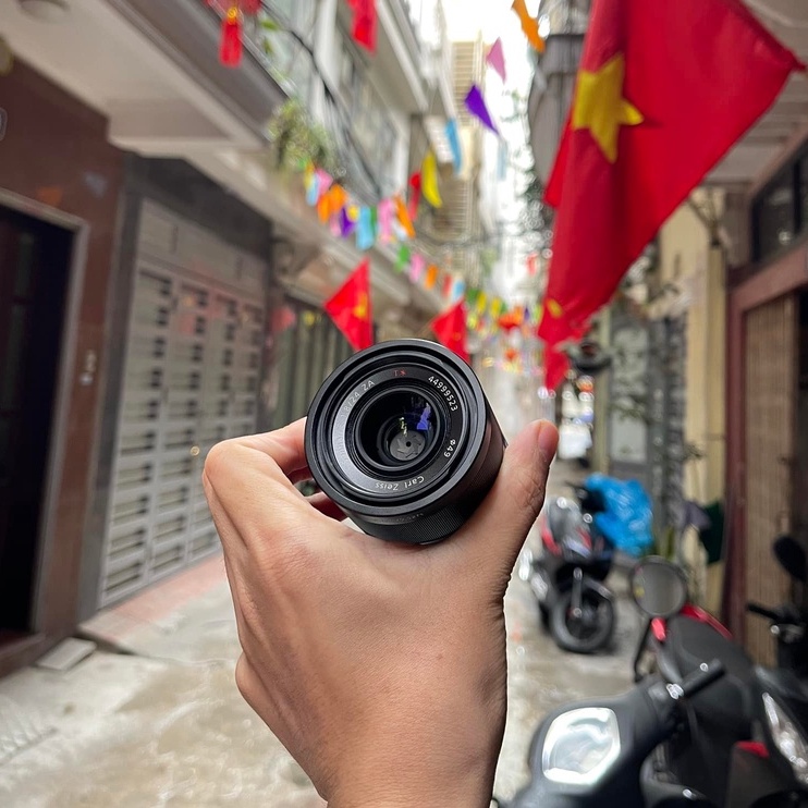 Ống kính Carl Zeiss 24mm F1.8 E mount cho máy ảnh Sony Mirrorless APS-C