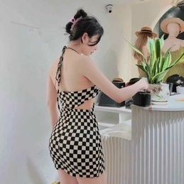 Đầm yếm caro ôm body kiểu khoen giữa khoét 2 bên eo cực hot , chất thun gân mềm mịn