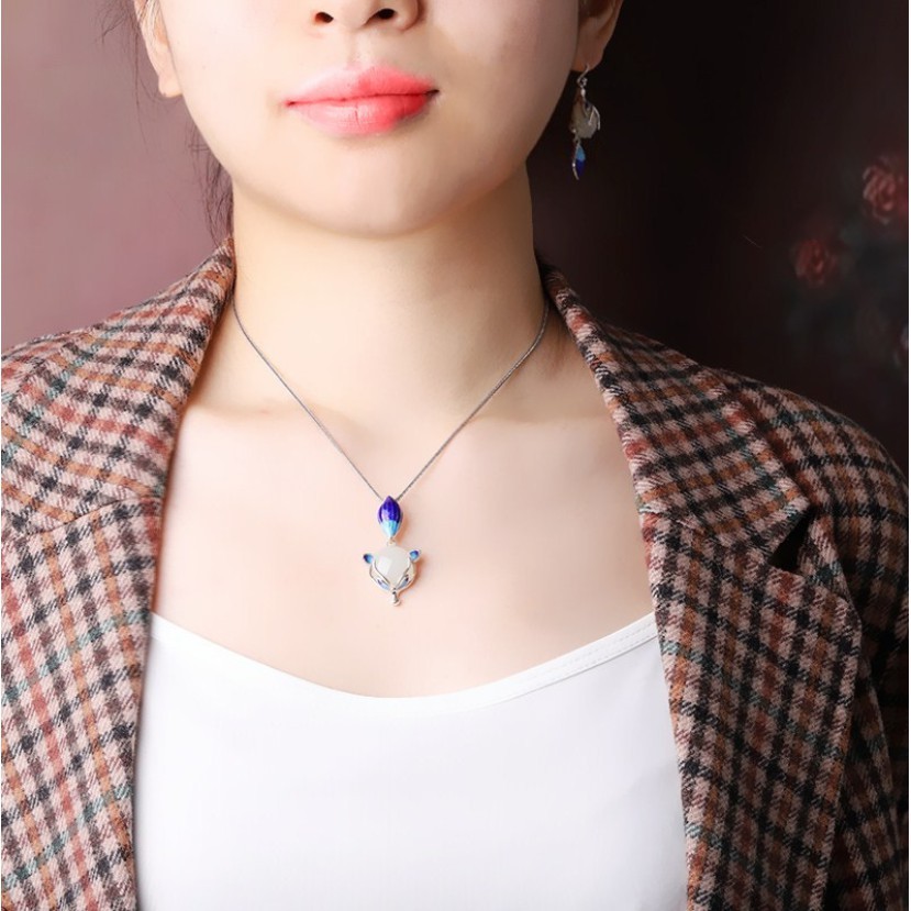 VC091 Vòng cổ hồ ly đá trắng phớt lục tự nhiên và bạc tráng men lam