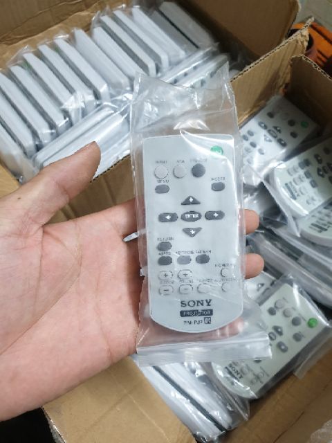 Điều khiển máy chiếu Sony dùng cho các dòng máy chiếu thương hiệu sony hiện nay. Hàng chính hãng, tặng pin kèm theo