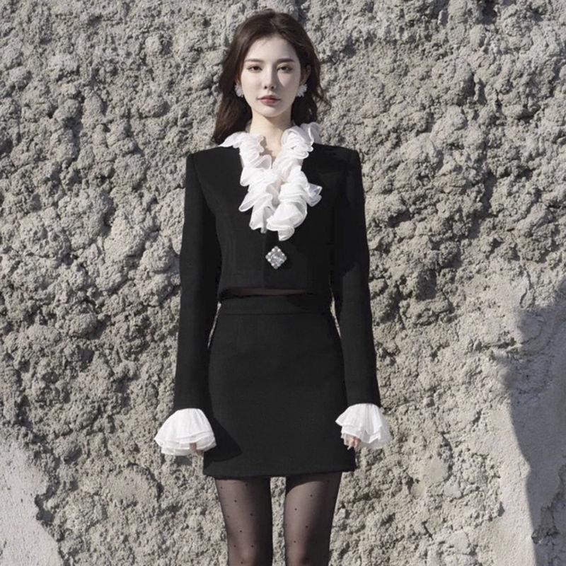 Bộ Áo Đen Đính Nút Kim Cương Phối Chân Váy Thiết Kế Ngọt Ngào Nữ Tính